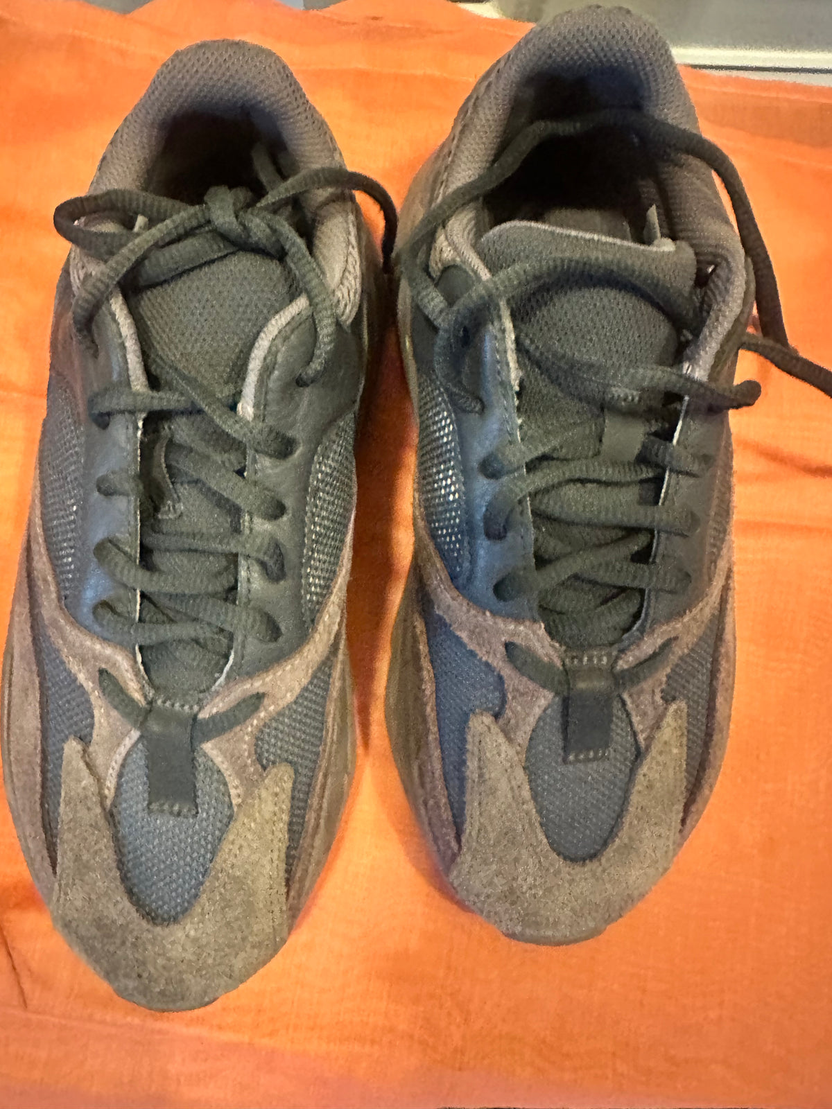 Yeezy men size 6